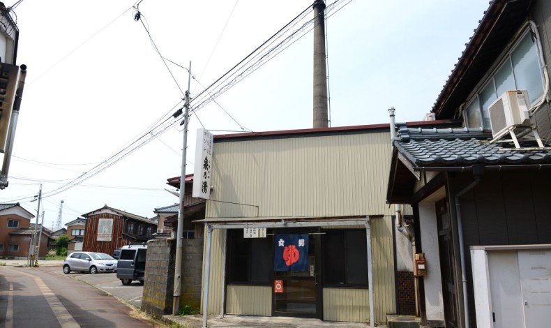 "高い煙突とのれんが目印です。"