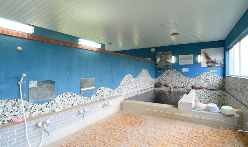 "佐渡の海ような蒼い壁面が特徴的な浴室です。"