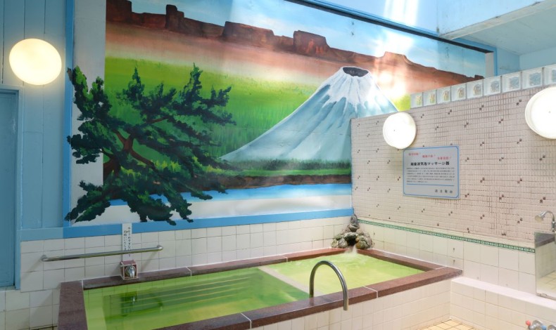 "富士山をモチーフにした壁絵が印象的な浴室。浴室背景画は映画看板等多数手がけている新潟在住の絵師八木勝喜による。"