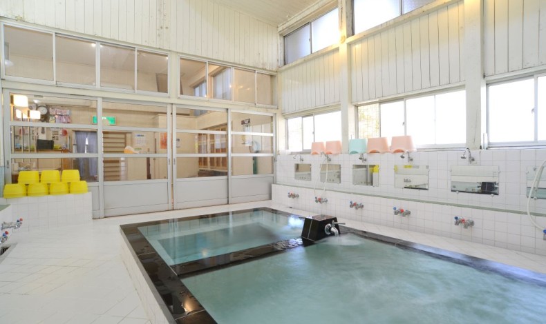 "広々として天井の高い浴室。"