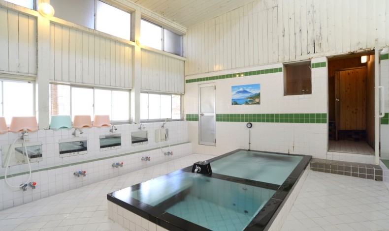 "奥には湿式サウナがあります。"