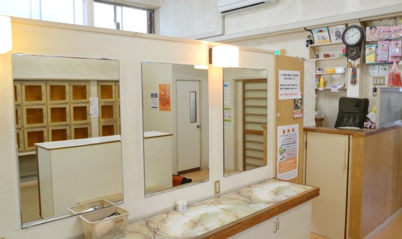 "番台と化粧スペース。"