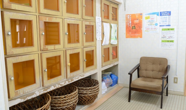 "昔ながらの藤籠。ロッカーもあります。"