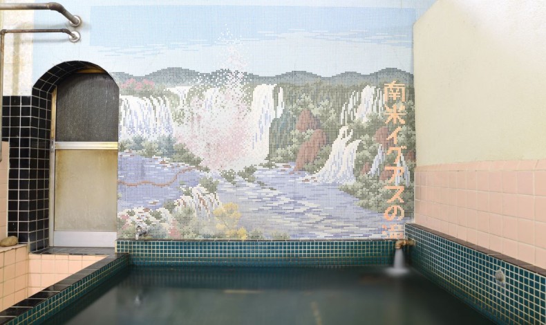 "男湯のタイル絵は南米イグアスの滝。"