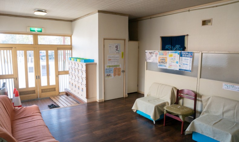 "入ってすぐ、ロビー・休憩室・右手奥には自販機コーナー。浴室は左手。"