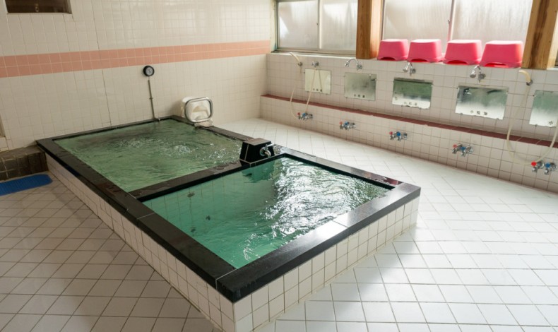 "広々と清潔な浴室です。"