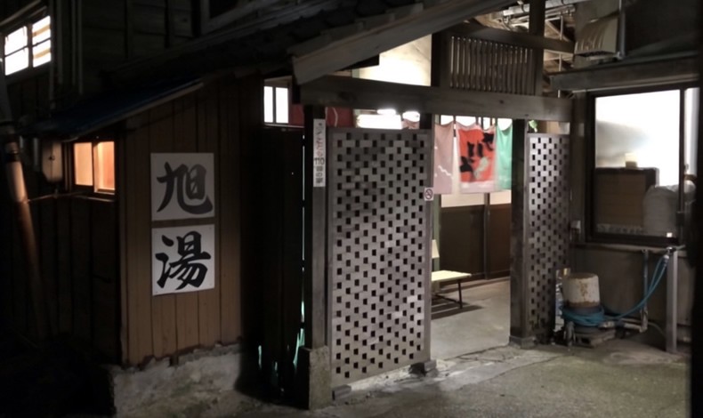 "入口の木組みは「内野でアート」の作品。新潟大学の学生さんによるもの。"